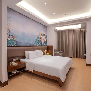 Deluxe One-Bedroom Apartment